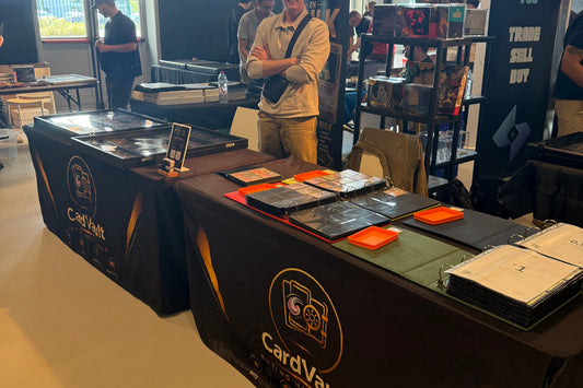 De CardVault-stand op de Klein Brabant Beurs met twee tafels, vitrines en bulkmappen